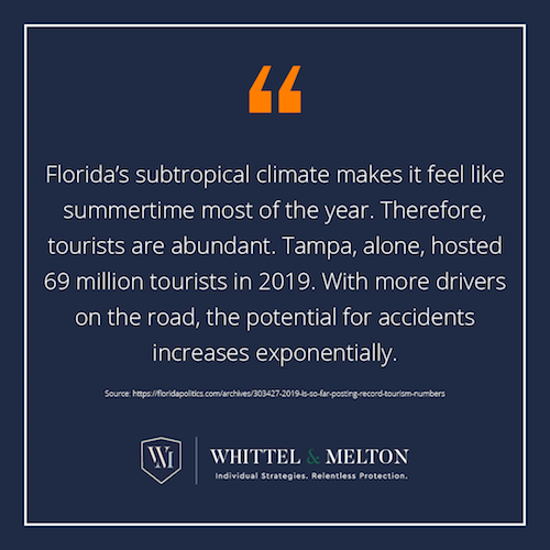 El clima subtropical de Florida hace que parezca verano la mayor parte del año. Por lo tanto, los turistas abundan. Tan solo Tampa, hospedó a 69 millones de turistas en 2019. Con más conductores en el camino, la posibilidad de accidentes se incrementa exponencialmente.