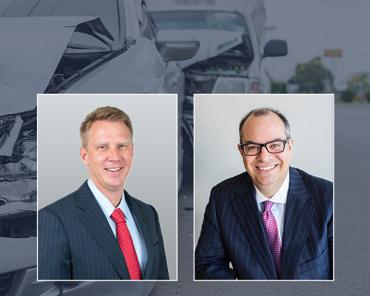 Jason M. Melton, Esq. y Robert G. Whittel, Esq. con una fotografía de un choque de coches con filtro azul.