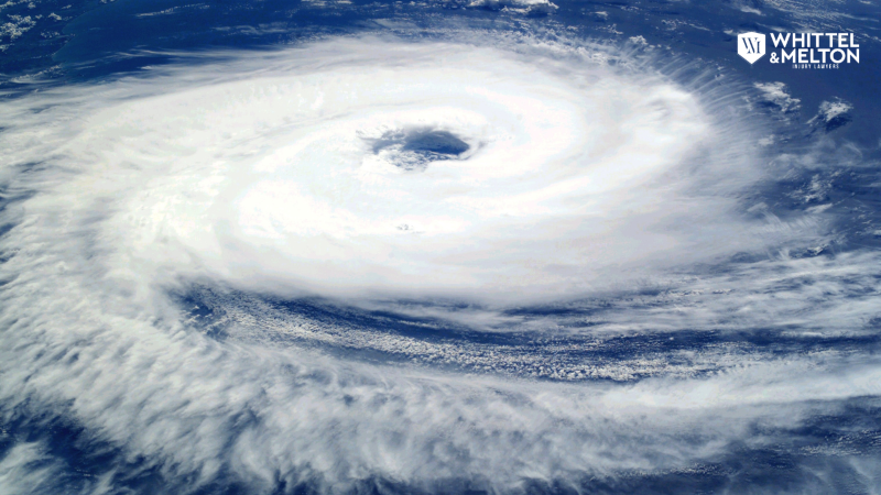 Vista satelital de un huracán con un ojo claramente definido, simbolizando los daños catastróficos por tormentas.